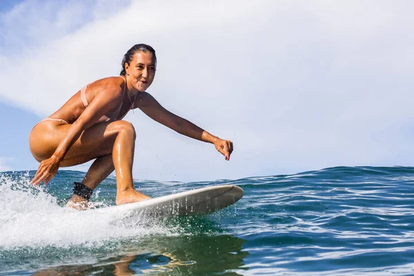 Krásná Mladá Brunetka Úsměvu Plavky Bikiny Žena Sportovní Surfař Surfování — Stock fotografie