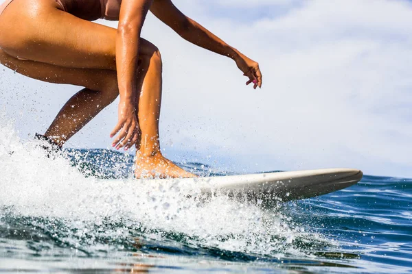 Nahaufnahme Der Schönen Jungen Sportlichen Mädchen Einem Bikini Badeanzug Reiten — Stockfoto