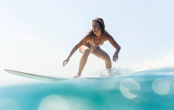 Schöne Junge Brünette Mädchen Einem Bikini Badeanzug Reiten Große Welle — Stockfoto