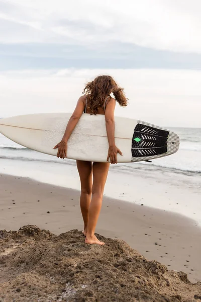 Surf Chica Con Pelo Largo Surfear Mujer Surfista Delgada Sosteniendo — Foto de Stock