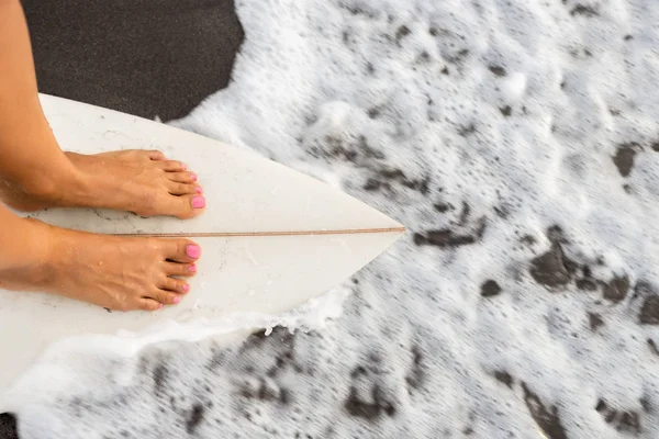 Surf Meisje Met Lange Benen Sportieve Surfer Vrouw Verblijf Lege — Stockfoto