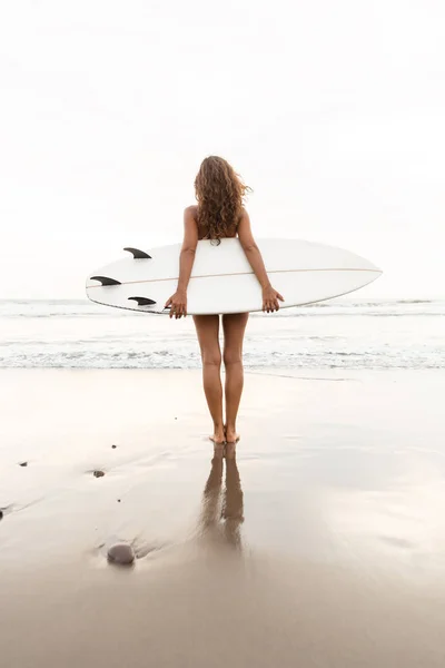 Surf Girl Com Cabelo Comprido Para Surf Apto Surfista Mulher — Fotografia de Stock