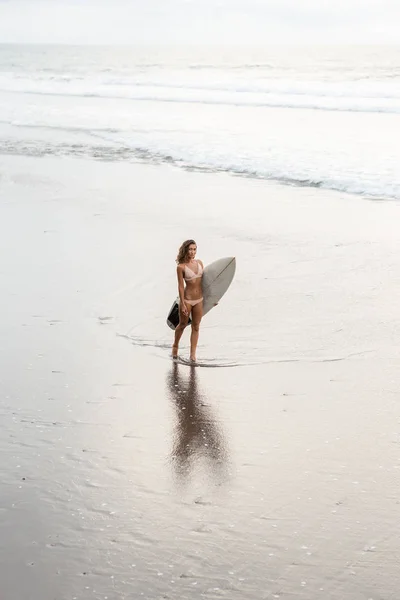 Surf Chica Con Pelo Largo Surfear Mujer Surfista Fitness Sosteniendo — Foto de Stock