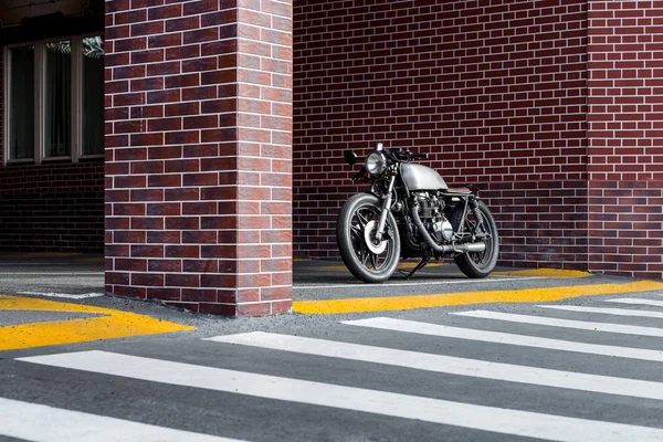 Oldtimer Motorradparkplatz Der Nähe Der Ziegelmauer Eines Industriegebäudes Nach Einem — Stockfoto