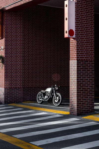 Vintage Parcheggio Moto Vicino Muro Mattoni Finanza Edificio Tutto Pronto — Foto Stock