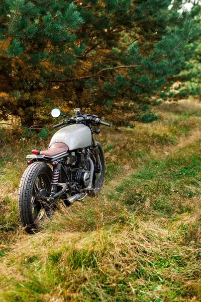 Silberfarbenes Caferacer Motorrad Parkt Auf Einer Landstraße Nach Einem Anstrengenden — Stockfoto