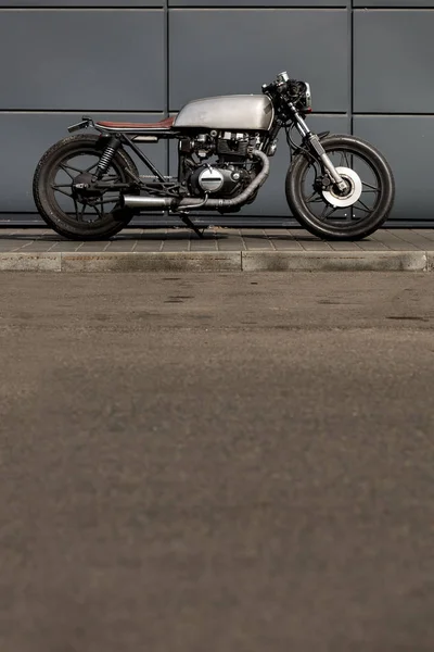 Vintage Moto Estacionamento Perto Parede Cinza Edifício Industrial Tudo Está — Fotografia de Stock