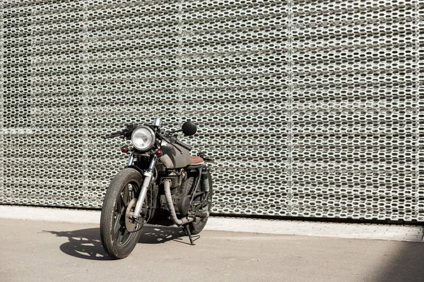 Endüstriyel Bina Duvara Yakın Otopark Caferacer Motosiklet Her Şey Bir — Stok fotoğraf