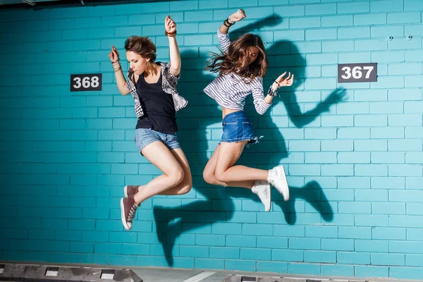 Retrato Estilo Vida Dois Belos Melhores Amigos Meninas Hipster Vestindo — Fotografia de Stock