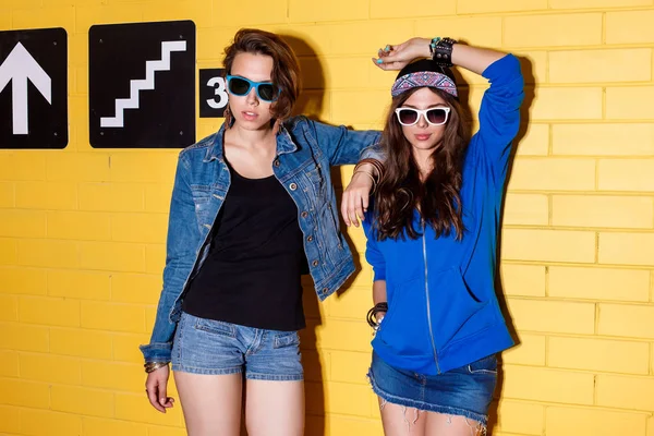 Lifestyleporträt Von Zwei Schönen Besten Freundinnen Hipsterdame Stilvollen Hellen Outfits — Stockfoto