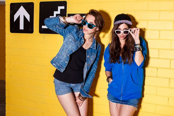 Zwei Glückliche Mädchen Stylischen Hellen Outfits Jeanshosen Und Sonnenbrillen Die — Stockfoto