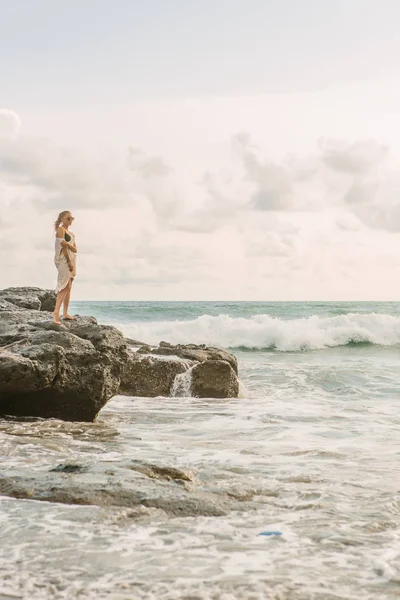 Chica Bonita Permanecer Piedra Frente Las Grandes Olas Estrellarse Contra —  Fotos de Stock