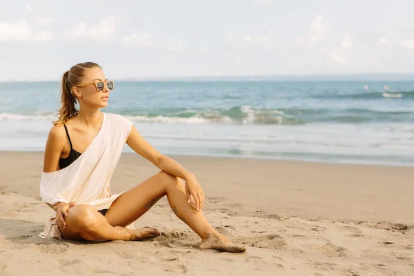 Mooie Vrouw Casual Kleding Zitten Het Zand Verheugen Sexy Dame — Stockfoto