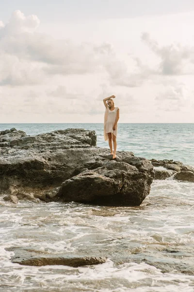 Mulher Bonita Ficar Pedra Frente Ondas Grandes Bater Sobre Rochas — Fotografia de Stock