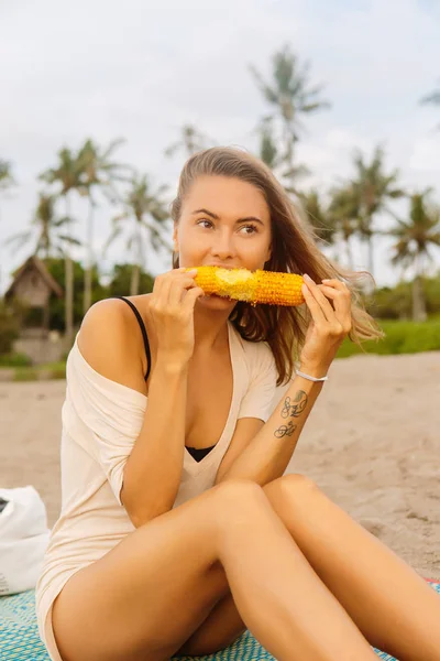 Gesunde Ernährung Vegetarische Hipster Mädchen Sommeroutfit Essen Frischen Bio Gegrillten — Stockfoto