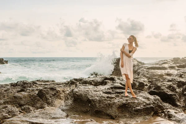 Menina Bonita Posar Para Câmera Frente Ondas Enormes Bater Sobre — Fotografia de Stock