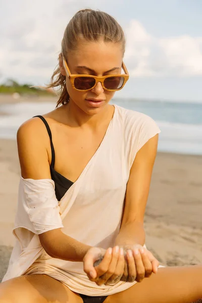 Mulher Bonita Roupas Casuais Óculos Sol Madeira Olhar Para Areia — Fotografia de Stock