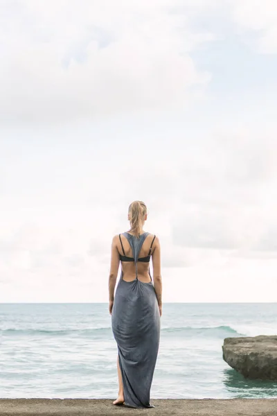 Menina Bonita Vestido Verão Cais Olhar Para Frente Como Ondas — Fotografia de Stock