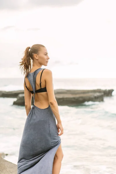 Mulher Bonita Vestido Verão Cais Olhar Para Água Sorrir Senhora — Fotografia de Stock