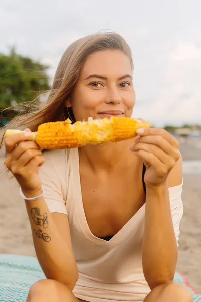 Sano Vegetariano Hipster Ragazza Abito Estivo Mangiare Mais Alla Griglia — Foto Stock