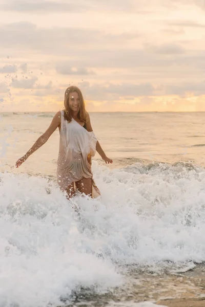 Mulher Hipster Sexy Após Dia Quente Verão Caminhar Ondas Seu — Fotografia de Stock