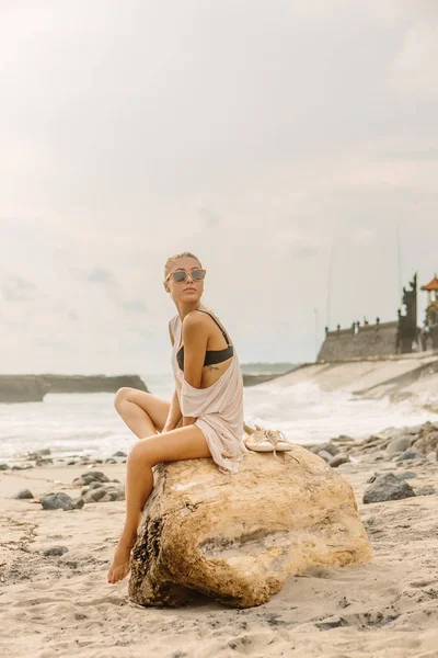 Mulher Beleza Natural Menina Bonita Sentar Pedra Grande Jovem Senhora — Fotografia de Stock