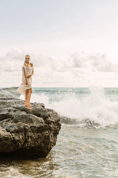 Mulher Bonita Olhar Para Câmera Enquanto Ficar Pedra Frente Ondas — Fotografia de Stock