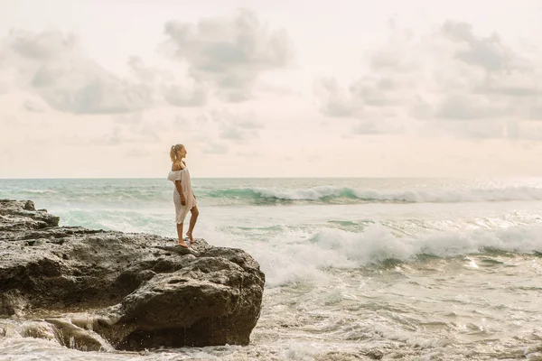 Mujer Bonita Permanecer Piedra Frente Grandes Olas Estrellarse Contra Las —  Fotos de Stock