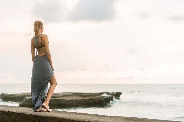 Mujer Bonita Vestido Verano Muelle Mirar Hacia Adelante Cómo Las —  Fotos de Stock