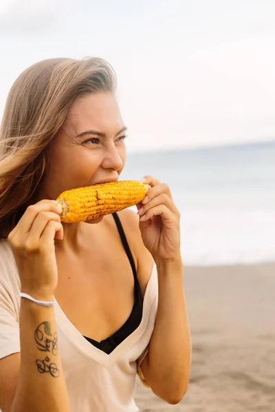 Bella Ragazza Hipster Vegetariana Estate Vestito Casual Mangiare Mais Fresco — Foto Stock