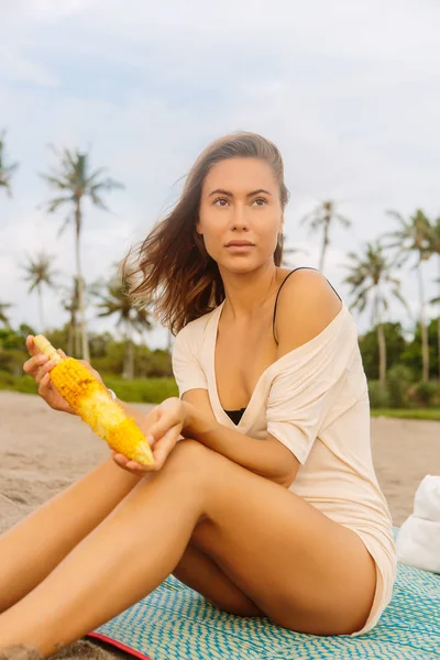 Gezonde Voeding Vegetarische Hipster Vrouw Eet Verse Biologische Gegrild Maïs — Stockfoto