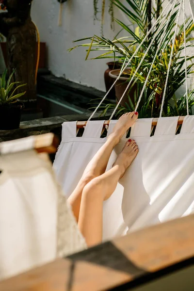 Close Van Een Benen Van Mooie Sportieve Jonge Vrouw Rust — Stockfoto