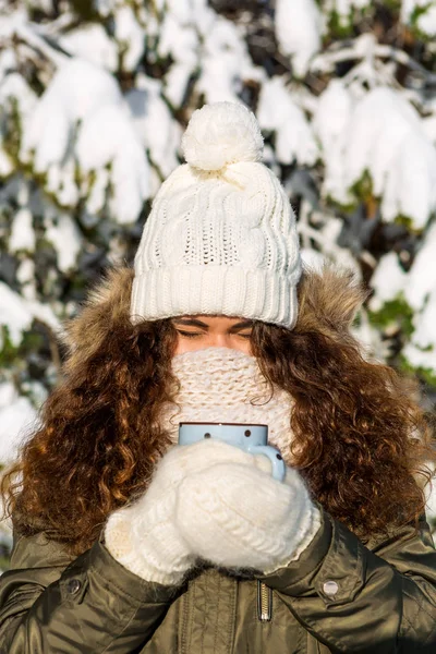 Retrato Una Joven Hermosa Dama Manoplas Punto Blanco Hipster Beber — Foto de Stock