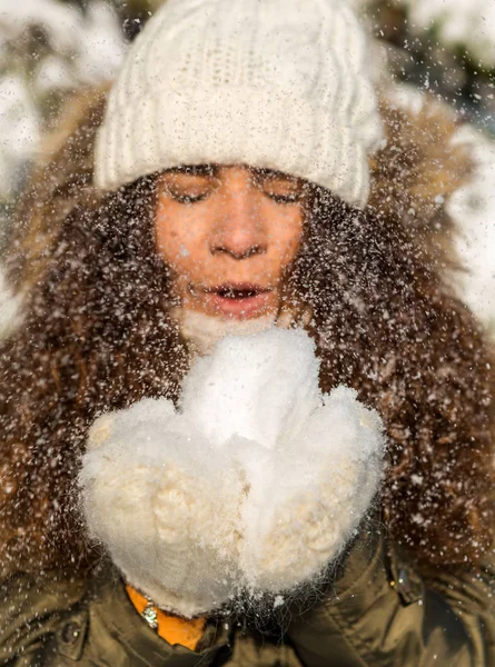 Retrato Una Hermosa Chica Morena Jugando Con Nieve Bosque Invierno — Foto de Stock