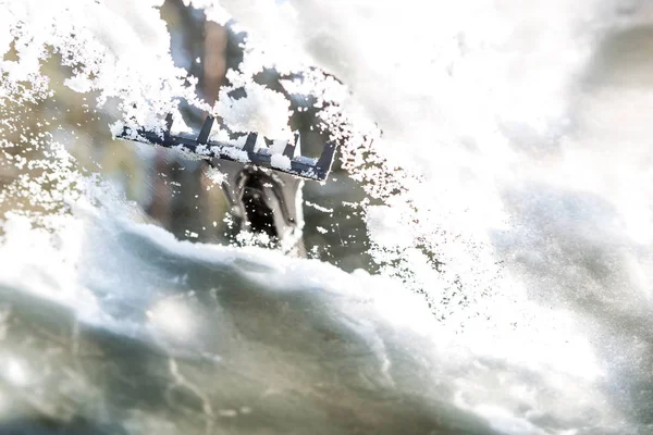 Primer Plano Del Hombre Limpiando Ventana Del Coche Nieve Hielo — Foto de Stock