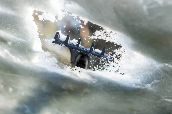 Closeup Της Γυναίκας Καθαρισμού Αυτοκινήτου Παράθυρο Από Χιόνι Και Πάγο — Φωτογραφία Αρχείου