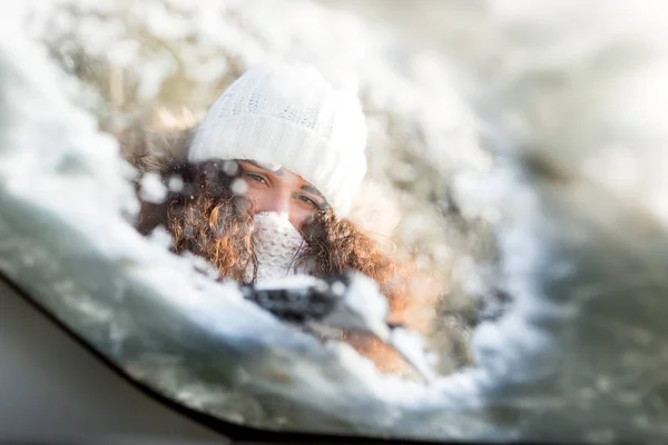 Retrato Una Mujer Limpiando Ventana Del Coche Nieve Hielo Raspar — Foto de Stock