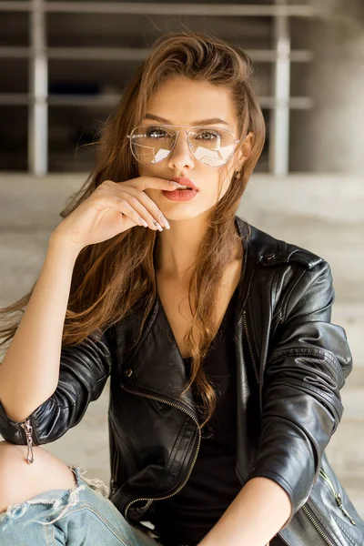 Foto Estilo Vida Joven Mujer Alegre Gafas Transparentes Moda Con — Foto de Stock