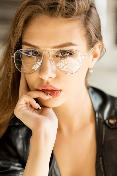 Zblízka Životní Styl Portrét Veselá Dívka Módní Průhledné Brýle Nosit — Stock fotografie