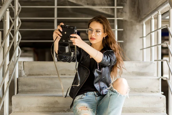 Foto Jovem Mulher Alegre Moda Óculos Transparentes Vestindo Uma Jaqueta — Fotografia de Stock