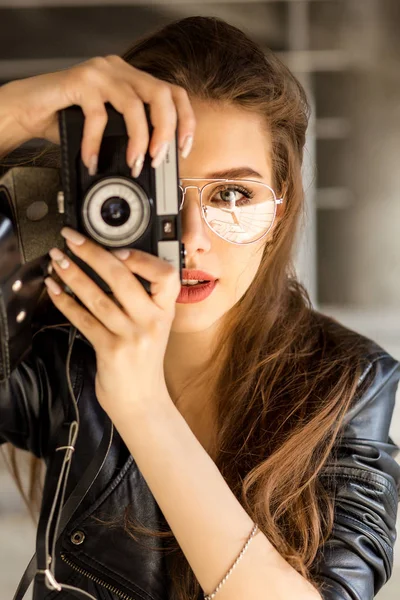 Detailní Portrét Veselá Dívka Módní Průhledné Brýle Nosí Koženou Bundu — Stock fotografie