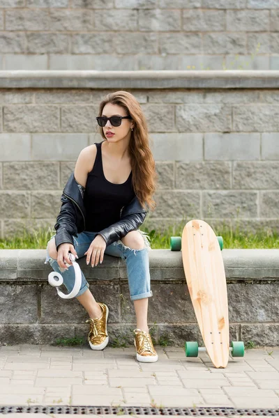 Ung Glad Kvinna Mode Solglasögon Och Rock Svart Stil Skinnjacka — Stockfoto