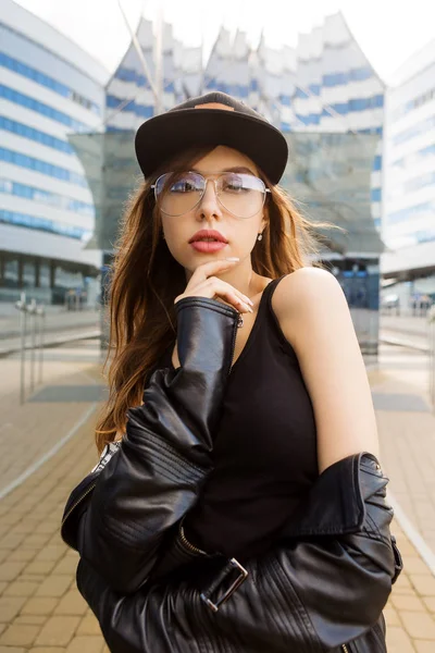 Mujer Joven Gafas Moda Chaqueta Cuero Estilo Negro Rock Sombrero — Foto de Stock