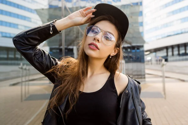 Hermosa Dama Gafas Moda Rock Chaqueta Cuero Estilo Negro Sombrero — Foto de Stock