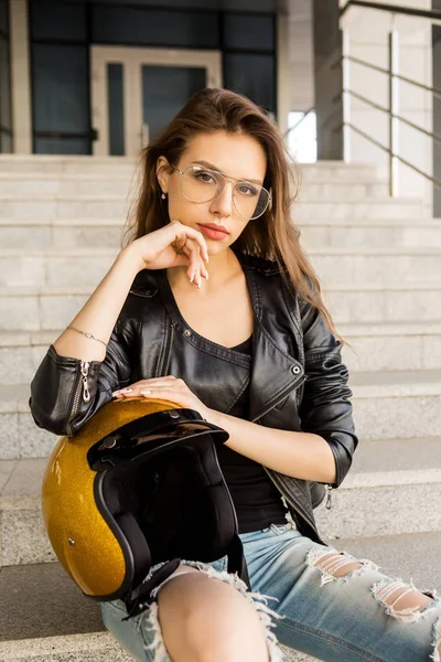 Schöne Junge Frau Transparenter Modebrille Rockschwarzer Lederjacke Mit Goldglitzerndem Motorradhelm — Stockfoto