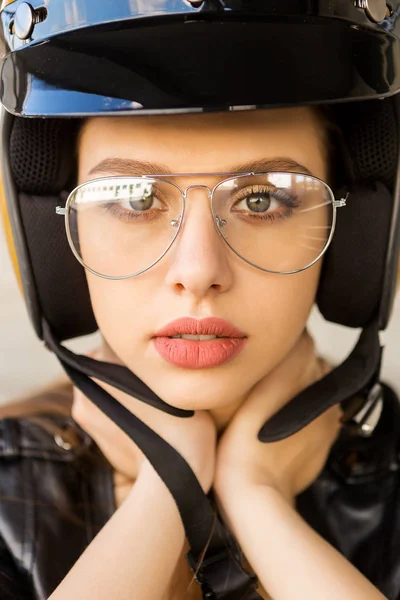 Nahaufnahme Einer Schönen Jungen Frau Modischer Brille Rockschwarzer Lederjacke Und — Stockfoto