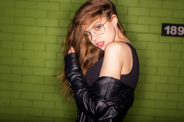 Estúdio Moda Retrato Flash Duro Bela Jovem Senhora Bonita Óculos — Fotografia de Stock