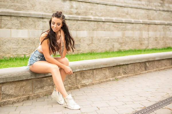 Retrato Mujer Joven Atlética Pantalones Cortos Mezclilla Top Rosa Estilo —  Fotos de Stock