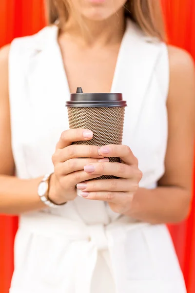 Närbild Tomma Vita Kopp Varmt Eller Kaffe Händerna Unga Affärskvinna — Stockfoto