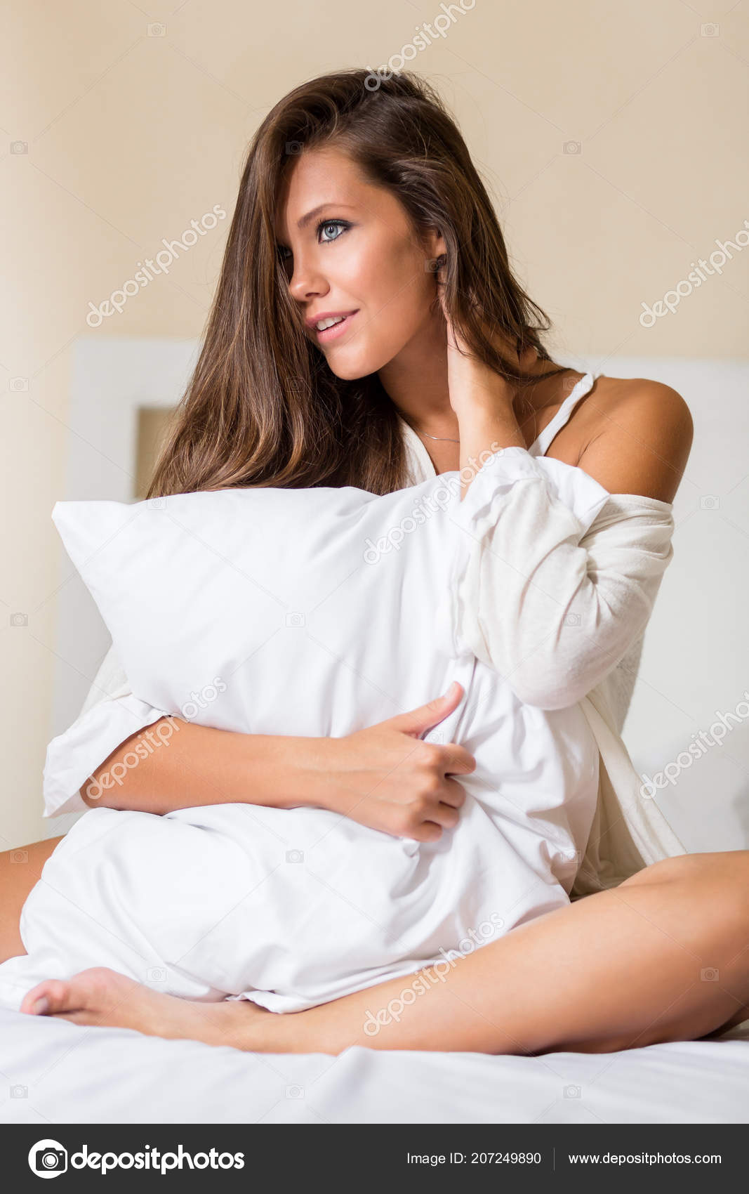 Joven Mujer Sexy Pijama Con Piel Perfecta Posando Dormitorio Sentarse: fotografía stock nikkolia #207249890 |